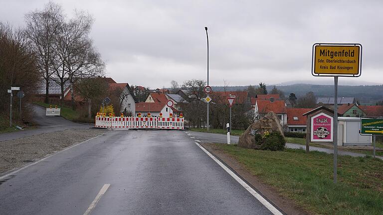 Die Ortsdurchfahrt Mitgenfeld ist wegen der Straßensanierung voll gesperrt. Das bringt viele Probleme für die Anlieger. Die Ortsdurchfahrt Mitgenfeld ist wegen der Straßensanierung voll gesperrt. Das bringt viele Probleme für die Anlieger.