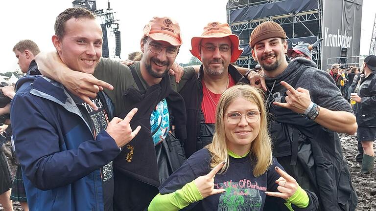 Hanna Beck aus Herschfeld, Festival-Bekanntschaft Jonas Kürmeier (von links), Philipp Drescher, Martin Drescher und Johannes Drescher (alle aus Mellrichstadt) sind froh, es auf das Wacken-Gelände geschafft zu haben. Hanna Beck aus Herschfeld, Festival-Bekanntschaft Jonas Kürmeier (von links), Philipp Drescher, Martin Drescher und Johannes Drescher (alle aus Mellrichstadt) sind froh, es auf das Wacken-Gelände geschafft zu haben.