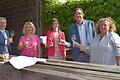 Begrüßung mit dem Landkreis-Frizzante (von links): Weinfachmann Paul Streng, Landrätin Tamara Bischof, Weinprinzessin Anna-Lena, Winzerkeller-Geschäftsführer Frank Dietrich und Sommerachs Bürgermeisterin Elisabeth Drescher.