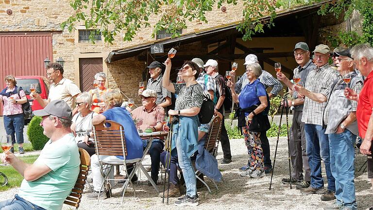Auf dem Weingut Wörner in Neuses am Sand durften die DJK-Wanderfreunde aus der ganzen Diözese Würzburg einen Cuveé namens Rosa Sehnsucht“ nicht nur probieren, sondern mit allen Sinnen genießen. Auf dem Weingut Wörner in Neuses am Sand durften die DJK-Wanderfreunde aus der ganzen Diözese Würzburg einen Cuveé namens Rosa Sehnsucht“ nicht nur probieren, sondern mit allen Sinnen genießen.
