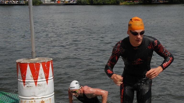 Beim eology-Mainfrankentriathlon Kitzingen ging mehrere Hundert Sportlerinnen und Sportler an den Start. Sie mussten ihr können im Wasser, auf dem Rad und auf der Laufstrecke beweisen. Im Ziel wurden sie von den Weinhoheiten begrüßt.