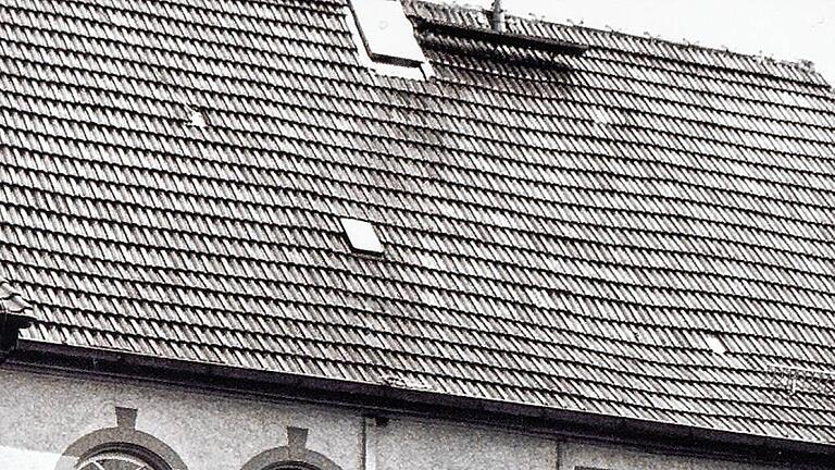 Die ehemalige Synagoge in Karbach (Lkr. Main-Spessart). Sie wurde 1844 erbaut und 1903 renoviert. Sie beherbergt heute das Rathaus. Die ehemalige Synagoge in Karbach (Lkr. Main-Spessart). Sie wurde 1844 erbaut und 1903 renoviert. Sie beherbergt heute das Rathaus.