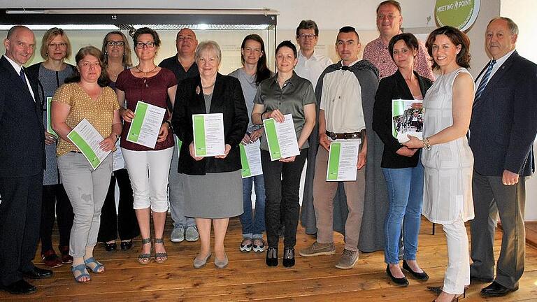 Übergabe der Zertifikate: Die neuen Gästeführer haben ihre Ausbildung erfolgreich abgeschlossen, dazu gratulierten (links) Thorn Plöger (Rhön GmbH), stellvertretender Bürgermeister Philipp Sebald (rechts), Michael Pfaff (Tourismus GmbH Bayerische Rhön) und Projektmanagerin Annette Mann (vorn, rechts). Die lizensierten Gästeführer sind: (von links) Renate Knaut, Irina Maier, Ursula Wirsing, Sabine Rhein, Andreas Rottmann, Jutta Gruppe-May, Carmen Huck, Christiane Smart, Rainer Seelmann, David Polotzek und Simone Sterzinger. Übergabe der Zertifikate: Die neuen Gästeführer haben ihre Ausbildung erfolgreich abgeschlossen, dazu gratulierten (links) Thorn Plöger (Rhön GmbH), stellvertretender Bürgermeister Philipp Sebald (rechts), Michael Pfaff (Tourismus GmbH Bayerische Rhön) und Projektmanagerin Annette Mann (vorn, rechts). Die lizensierten Gästeführer sind: (von links) Renate Knaut, Irina Maier, Ursula Wirsing, Sabine Rhein, Andreas Rottmann, Jutta Gruppe-May, Carmen Huck, Christiane Smart, Rainer Seelmann, David Polotzek und Simone Sterzinger.