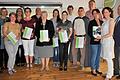 Übergabe der Zertifikate: Die neuen Gästeführer haben ihre Ausbildung erfolgreich abgeschlossen, dazu gratulierten (links) Thorn Plöger (Rhön GmbH), stellvertretender Bürgermeister Philipp Sebald (rechts), Michael Pfaff (Tourismus GmbH Bayerische Rhön) und Projektmanagerin Annette Mann (vorn, rechts). Die lizensierten Gästeführer sind: (von links) Renate Knaut, Irina Maier, Ursula Wirsing, Sabine Rhein, Andreas Rottmann, Jutta Gruppe-May, Carmen Huck, Christiane Smart, Rainer Seelmann, David Polotzek und Simone Sterzinger.