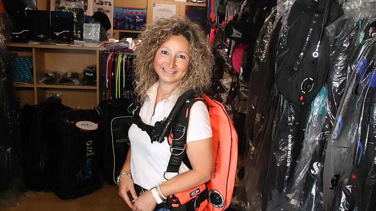 Alexandra Zühlke mit Equipment im Tauchshop.