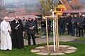Diakon Walter Konrad und Pfarrer Gunnar Zwing segneten das neue Urnenfeld und Bürgermeister Peter Paul (von links) übergab die Anlage zur Nutzung.