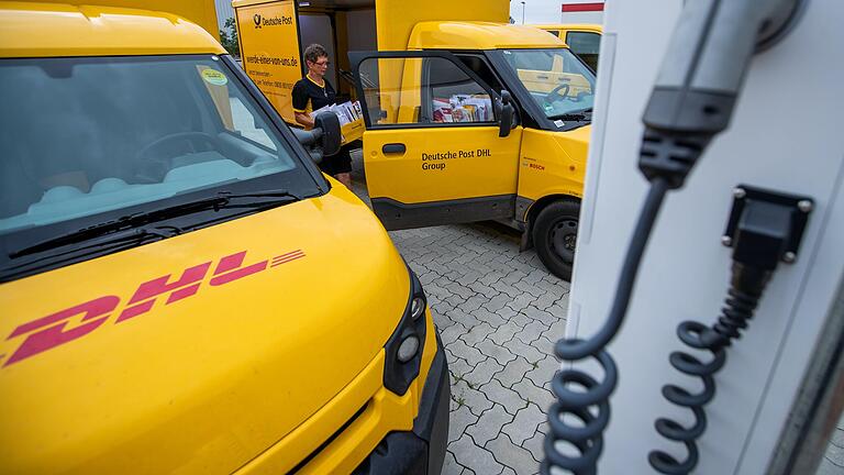 Umrüstung auf Elektromobilität. Bis zum Herbst sollen am Post-Stützpunkt in Bad Königshofen alle konventionellen Postautos gegen 16 neue Streetscooter ausgetauscht sein. Umrüstung auf Elektromobilität. Bis zum Herbst sollen am Post-Stützpunkt in Bad Königshofen alle konventionellen Postautos gegen 16 neue Streetscooter ausgetauscht sein.