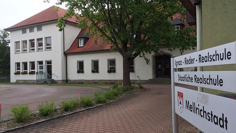 Ob ein Wechsel der Trägerschaft für die Ignaz-Reder-Realschule Mellrichstadt angeraten ist, wird nun in den Stadtratsfraktionen diskutiert. Ob ein Wechsel der Trägerschaft für die Ignaz-Reder-Realschule Mellrichstadt angeraten ist, wird nun in den Stadtratsfraktionen diskutiert.