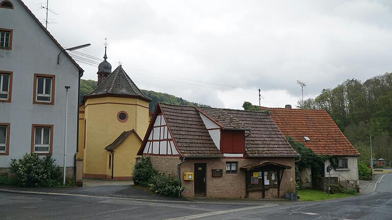 Der Ortskern von Michelau wird sich verändern: Links die alte Schule, daneben die Kirche, im Vordergrund das alte Kühlhaus und rechts das Hubmanngebäude. Die beiden letzteren werden abgerissen, dort entsteht das neue Feuerwehrhaus. Der Ortskern von Michelau wird sich verändern: Links die alte Schule, daneben die Kirche, im Vordergrund das alte Kühlhaus und rechts das Hubmanngebäude. Die beiden letzteren werden abgerissen, dort entsteht das neue Feuerwehrhaus.
