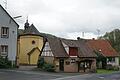 Der Ortskern von Michelau wird sich verändern: Links die alte Schule, daneben die Kirche, im Vordergrund das alte Kühlhaus und rechts das Hubmanngebäude. Die beiden letzteren werden abgerissen, dort entsteht das neue Feuerwehrhaus.