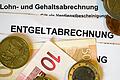 Die Sozialabgabenquote liegt derzeit für die Renten-, Arbeitslosen-, Kranken- und Pflegeversicherung zusammengenommen bei knapp unter 40 Prozent.jpeg       -  Die Sozialabgabenquote für die Renten-, Arbeitslosen-, Kranken- und Pflegeversicherung könnte  zusammengenommen auf fast 49 Prozent steigen.