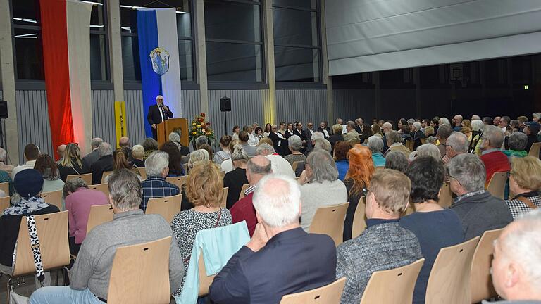Bürgermeister Joachim Kipke konnte zahlreiche Bürgerinnen und Bürger beim Zeller Neujahrsempfang&nbsp; der Maintalhalle begrüßen.