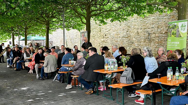 Viele Gäste waren zur zentralen Eröffnungsfeier des 'Tag der offenen Gartentür 2024' in Unterfranken unter den Platanen an der Schweinfurter Stadtmauer gekommen. Viele Gäste waren zur zentralen Eröffnungsfeier des 'Tag der offenen Gartentür 2024' in Unterfranken unter den Platanen an der Schweinfurter Stadtmauer gekommen. 
