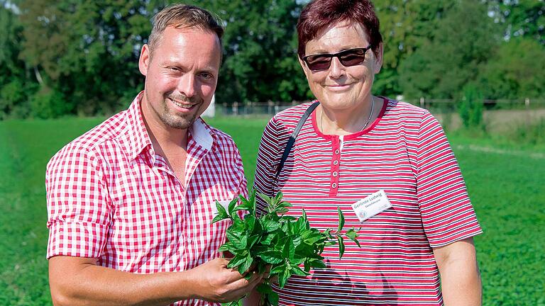 40 Bürger gingen mit Landrat Florian Töpper auf Sommertour durch den Schwebheimer Kräutergarten. Gästeführer Frank Böhm gibt Tipps,
wie man die Kräuter nutzen kann. Die Minze beispielsweise
zur Reinigung der Nase.