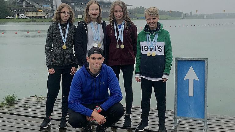 Der Rudernachwuchs aus Marktheidenfeld räumte in München kräftig ab: (von links) Emma Greiner, Tessa Niemetz, Anais Hau und (knieend) Trainer Erik Gerhart.