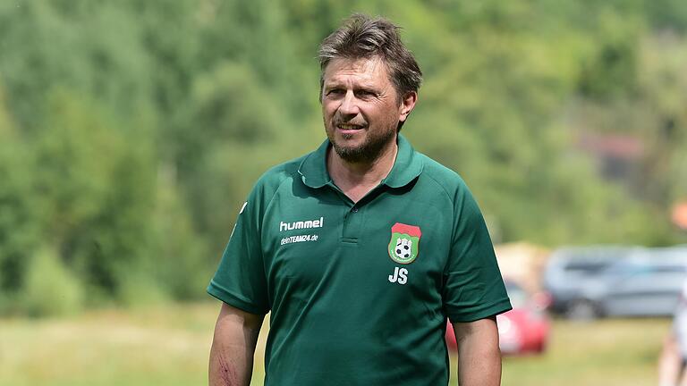 Für Jürgen Schrenk (im Bild) endet im Sommer seine zweijährige Amtszeit als Trainer des VfR Stadt Bischofsheim. Für Jürgen Schrenk (im Bild) endet im Sommer seine zweijährige Amtszeit als Trainer des VfR Stadt Bischofsheim.