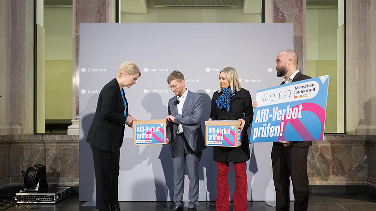 Übergabe der Petition «AfD-Verbot prüfen!».jpeg       -  Übergabe der Petition «AfD-Verbot prüfen!» ARCHIV - 31.01.2024, Berlin: Thomas Laschyk (2.v.l), Chefredakteur und Geschäftsführer des Blogs «Volksverpetzer», übergibt die Unterschriften der Petition «AfD-Verbot prüfen!» an Bundesratspräsidentin Manuela Schwesig (SPD, l), Ministerpräsidentin von Mecklenburg-Vorpommern. Neben ihnen stehen Ruth Moschner (2.v.r), Erstunterzeichnerin der Petition und Moderatorin, und Gregor Hackmack, Geschäftsführender Vorstand der Petitionsplattform «innn.it». (zu dpa: «Unionspolitiker hält hastigen Vorstoß für AfD-Verbot für zu riskant») Foto: Sebastian Gollnow/dpa +++ dpa-Bildfunk +++