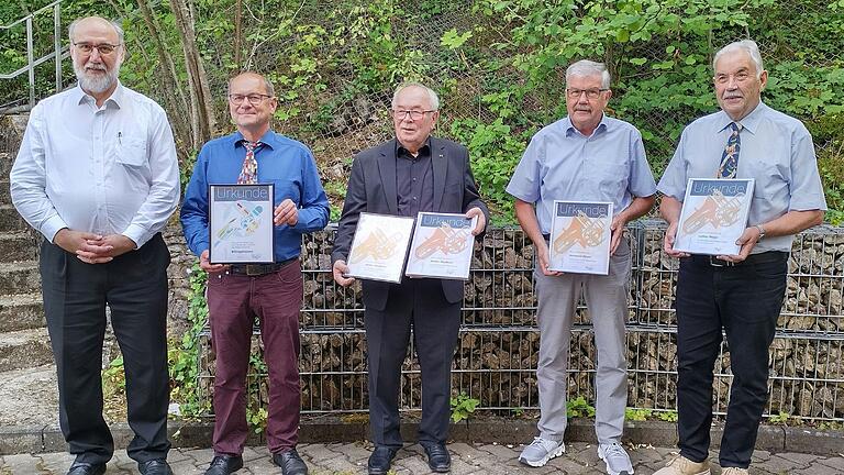 Das Foto zeigt (von links): Pfarrer Klaus Betschinske, Obmann Harald Köhler, Dirigent Walter Heußlein, Hermann Meyer, Lothar Meyer.