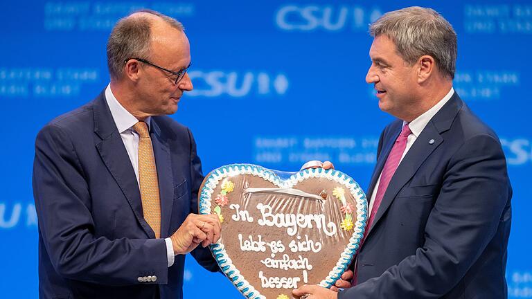 CSU-Parteitag mit Wahl des Parteivorstands       -  Friedrich Merz und Markus Söder: In Bayern hat der CSU Chef in Sachen Kanzlerkandidatur Heimvorteil.