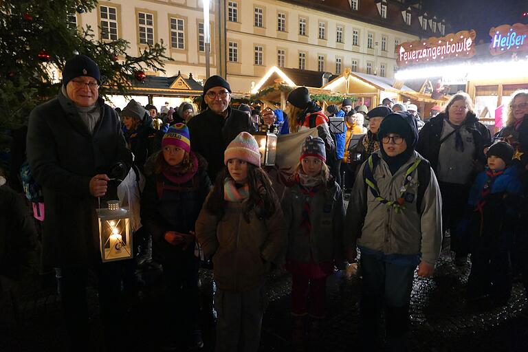 Oberbürgermeister Andreas Starke und Dekan Roland Huth bekamen von den Pfadfinderverbänden als erste Bamberger das Friedenslicht. Oberbürgermeister Andreas Starke und Dekan Roland Huth bekamen von den Pfadfinderverbänden als erste Bamberger das Friedenslicht.