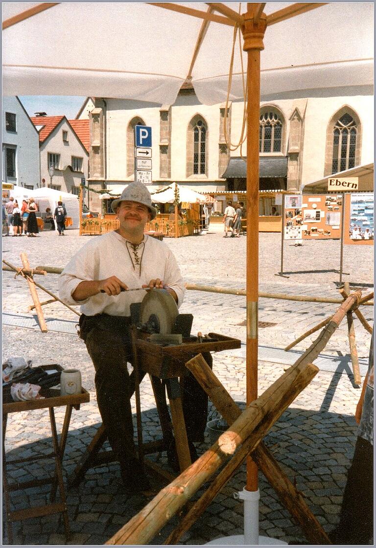 Der Haßfurter Jörg Seinige pflegte in den 1990-er Jahren die Tradition der Scherenschleifer.