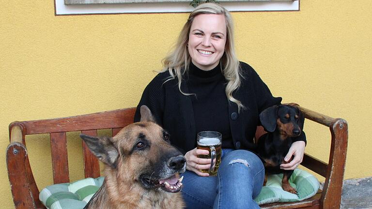 Die Hunde müssen mit aufs Foto: Anna-Kathrin Ott liebt ihre Vierbeiner Rex und Otto. Die Hunde müssen mit aufs Foto: Anna-Kathrin Ott liebt ihre Vierbeiner Rex und Otto.