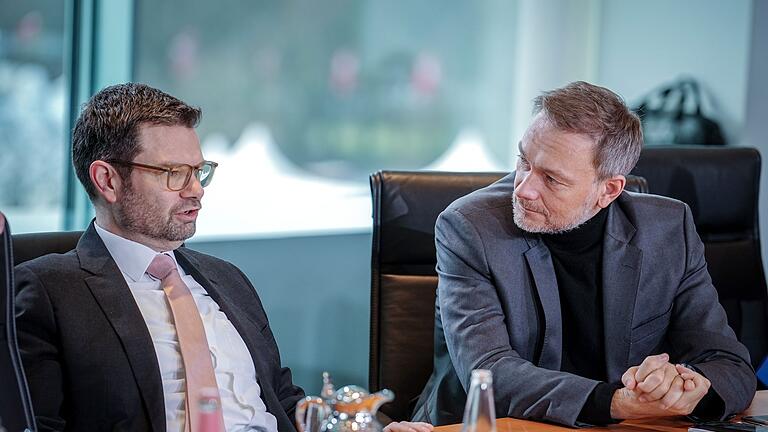 Marco Buschmann und Christian Lindner       -  Finanzminister Christian Lindner und Justizminister Marco Buschmann (beide FDP) lehnen das neue Wehrdienstmodell von Verteidigungsminister Boris Pistorius (SPD) ab - die Gründe gab es schriftlich. (Archivbild)