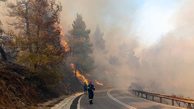 Großbrand nahe Athen - Dichter Rauch verursachte bei vielen Menschen Rauchvergiftung Großbrand nahe Athen - Dichter Rauch verursachte bei vielen Menschen Rauchvergiftung