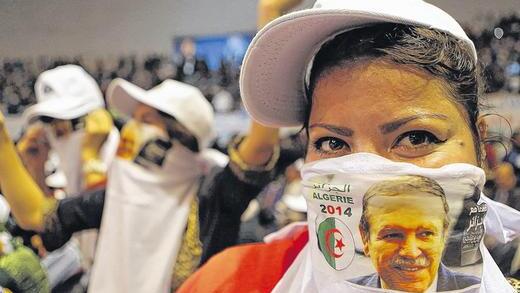 Wahlkampf ohne Kandidat: Eine Anhängerin von Abdelaziz Bouteflika bei einer Veranstaltung in Algier. Der Präsident sitzt seit einem Schlaganfall im Rollstuhl und bleibt den Kundgebungen fern.