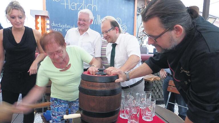 Schlagkräftig: Bieranstich beim Treff der „Neuen Mitte - die Eichhörnchen“ mit Bürgermeisterin Marion Schäfer-Blake am Fass und den Stadträten (von links) Sonja Buchberger, Willi Dürrnagel, Udo Feldinger sowie Martinsklause-Wirt Ralf Barthelmes. Schlagkräftig: Bieranstich beim Treff der „Neuen Mitte - die Eichhörnchen“ mit Bürgermeisterin Marion Schäfer-Blake am Fass und den Stadträten (von links) Sonja Buchberger, Willi Dürrnagel, Udo Feldinger sowie Martinsklause-Wirt Ralf Barthelmes.