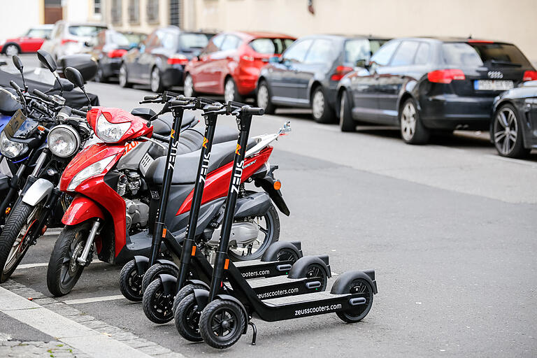 Drei der insgesamt 100 ZEUS-Roller in Würzburg.