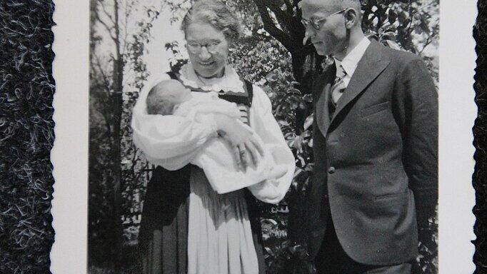 Ruth Meili als Baby mit ihren Eltern in der Schweiz.
