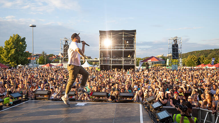 Mark Forster spielte am Sonntag, 26. Juni 2022  bei bestem Wetter und sommerlichen Temperaturen das Open Air in Bad Neustadt an der Saale vor rund 9000 Besuchern.