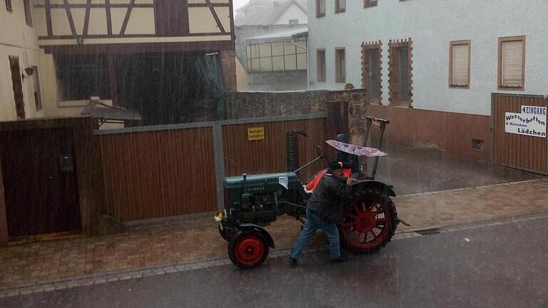 Heftiger Regen und Windböen bereiteten der Traktorparade in Elfershausen ein jähes Ende. - Heftiger Regen und Windböen bereiteten der Traktorparade in Elfershausen ein jähes Ende. Heftiger Regen und Windböen bereiteten der Traktorparade in Elfershausen ein jähes Ende. - Heftiger Regen und Windböen bereiteten der Traktorparade in Elfershausen ein jähes Ende.