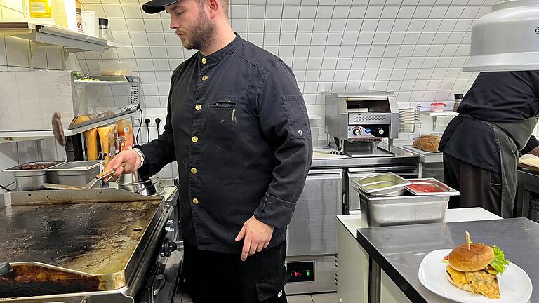 Tommy's Braterei in Bad Kissingen - Chefkoch Vito Boccuzzi beim 'Flippen' von Burger-Pattys. Tommy's Braterei in Bad Kissingen - Chefkoch Vito Boccuzzi beim 'Flippen' von Burger-Pattys.
