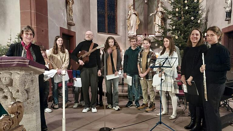 Auf dem Foto (von links): Susanne Sauer und die Kinder und Jugendlichen der Klangbank Family, unter der Leitung von Gerhard Schmitt. Auf dem Foto (von links): Susanne Sauer und die Kinder und Jugendlichen der Klangbank Family, unter der Leitung von Gerhard Schmitt.