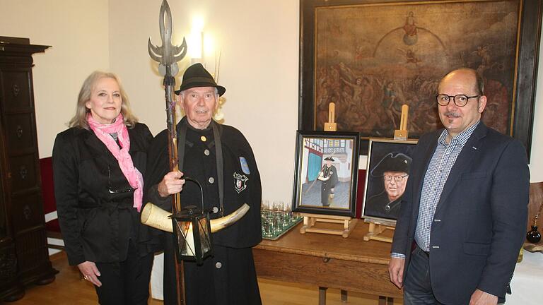 Mit zwei gemalten Bildern von Künstlerin Ingrid Mehlert bedankten sich die Stadt Prichsenstadt, rechts Bürgermeister René&nbsp;Schlehr,  bei Nachtwächter Hermann Schloßnagel in einer Feierstunde.