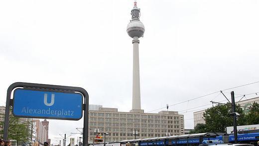 Polizei am Alexanderplatz       -  Sechs Wochen nach der tödlichen Prügelattacke auf Jonny K. ist am Berliner Alexanderplatz erneut ein Jugendlicher zusammengeschlagen worden. Foto: Wolfgang Kumm