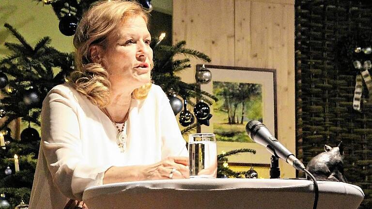 Suzanne von Borsody setzte bei der Schwarzacher Weihnacht Akzente. Vor dem geschmückten Christbaum las sie heitere und nachdenkliche Geschichten vor, die beim Publikum Gänsehautgefühl erzeugten.