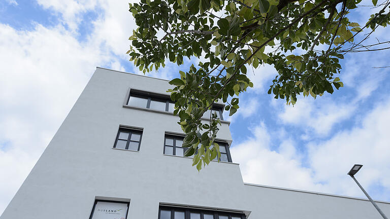 Daniel Peter       -  Bauarbeiter erledigen am Dienstag (26.06.18) die letzten Handgriffe bei der Fertigstellung des renovierten Towers am Hubland in Würzburg.
