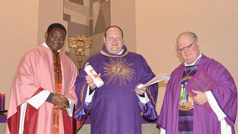 Die Caritas-Ehrennadel in Silber erhielt Diakon Frank Menig (Mitte) im Gottesdienst zum dritten Adventssonntag. Mit im Bild Kaplan Benjamin Odo (links) und Diakon Michael Wahler.