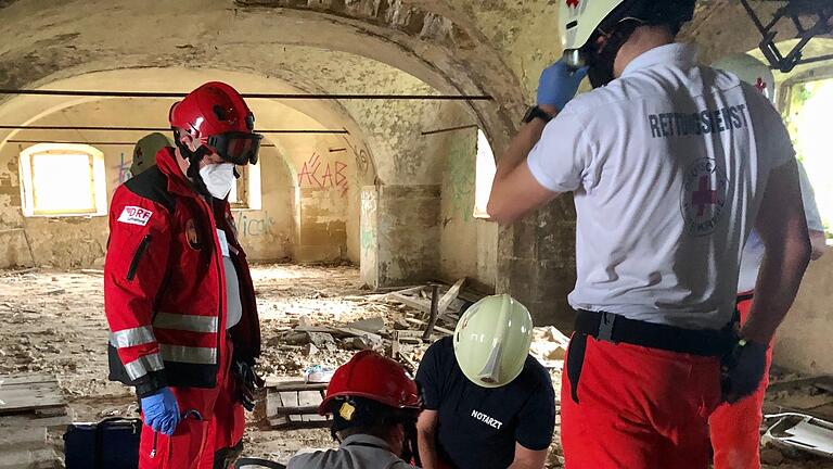 Schwerer Unfall in der Ruine Öttershausen bei Volkach. Ein Jugendlicher war auf seiner Lost-Places-Tour verletzt worden. Schwerer Unfall in der Ruine Öttershausen bei Volkach. Ein Jugendlicher war auf seiner Lost-Places-Tour verletzt worden. 