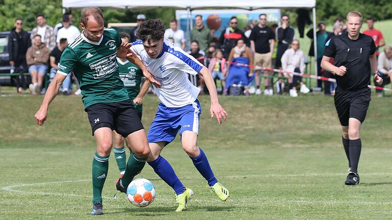 Enge Kiste: Wie ihre Teams schenken sich in dieser Szene auch der Oberschwarzacher Jonathan Popp (links) und der Unterpleichfelder Joel Flores Vega keinen Raum. Enge Kiste: Wie ihre Teams schenken sich in dieser Szene auch der Oberschwarzacher Jonathan Popp (links) und der Unterpleichfelder Joel Flores Vega keinen Raum.