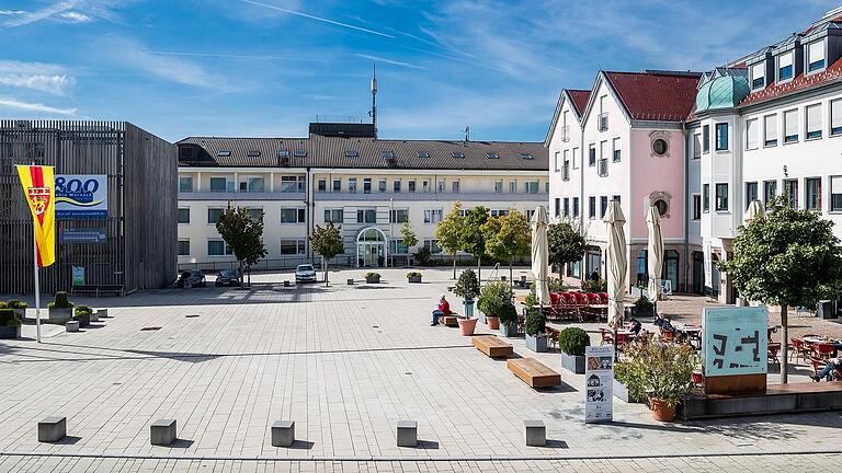 Werneck (im Bild der Balthasar-Neumann-Platz) ist über die Kreisumlage der größte Einzahler in die Landkreiskasse. Über die Höhe der Umlage gab es im Kreisausschuss des Kreistags Streit zwischen der CSU und der 'bunten Mehrheit'.