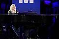 Wahlkampf in den USA - Harris in Pittsburgh, Pennsylvania       -  Lady Gaga performt vor ikonischer Kulisse &bdquo;God bless America&rdquo; am Klavier.