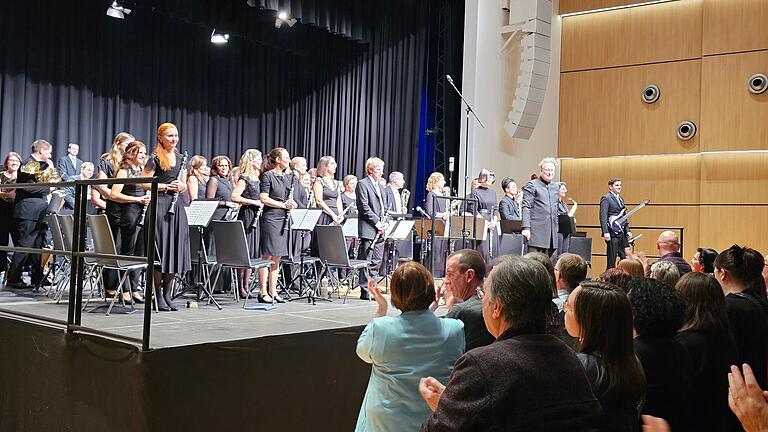 Mit Standing Ovations bedankte sich das begeisterte Publikum bei der Bläserphilharmonie Schweinfurt und ihrem Dirigenten Prof. Walter Ratzek für ein großartiges Konzert. Mit Standing Ovations bedankte sich das begeisterte Publikum bei der Bläserphilharmonie Schweinfurt und ihrem Dirigenten Prof. Walter Ratzek für ein großartiges Konzert.