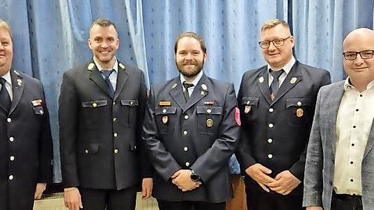 Kreisbrandmeister Alexander Frey (von links), Kreisbrandrat Markus Ullrich und Bürgermeister Michael Kastl (rechts) freuen sich über die Neuwahl von Kommandant Bastian Kopatzki und seinem Stellvertreter Alexander Elmerich. - Kreisbrandmeister Alexander Frey (von links), Kreisbrandrat Markus Ullrich und Bürgermeister Michael Kastl (rechts) freuen sich über die Neuwahl von Kommandant Bastian Kopatzki und seinem Stellvertreter Alexander Elmerich. Kreisbrandmeister Alexander Frey (von links), Kreisbrandrat Markus Ullrich und Bürgermeister Michael Kastl (rechts) freuen sich über die Neuwahl von Kommandant Bastian Kopatzki und seinem Stellvertreter Alexander Elmerich. - Kreisbrandmeister Alexander Frey (von links), Kreisbrandrat Markus Ullrich und Bürgermeister Michael Kastl (rechts) freuen sich über die Neuwahl von Kommandant Bastian Kopatzki und seinem Stellvertreter Alexander Elmerich.