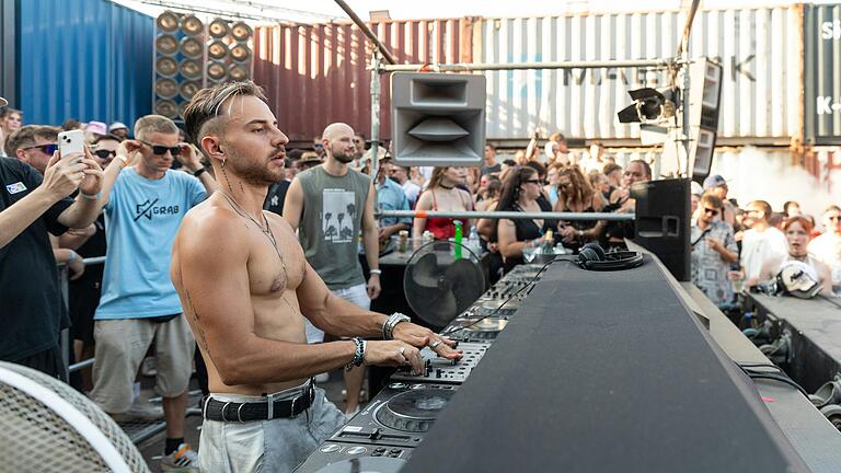 Dem industriellen Ambiente des 'Container Yards' entsprechend, soll der Fokus dort 2025 auf härteren Spielarten elektronischer Musik liegen. Dem industriellen Ambiente des 'Container Yards' entsprechend, soll der Fokus dort 2025 auf härteren Spielarten elektronischer Musik liegen.