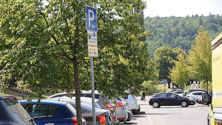 Der Mainkai-Parkplatz in Marktheidenfeld ist im August noch für die Allgemeinheit verfügbar. Mit ihrer Klage vor dem Verwaltungsgericht will die Bürgerinitiative gegen den Beschluss vorgehen und dafür sorgen, dass das so bleibt.