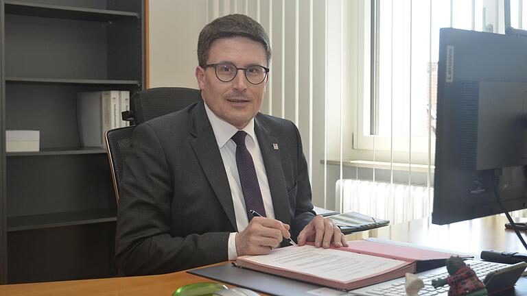 Pünktlich am 1. Juni nahm Landrat Christoph Schauder erstmals am Schreibtisch in seinem neuen Büro Platz. Bisher arbeitete er zwei Zimmer weiter als Erster Landesbeamter und stellvertretender Landrat. Pünktlich am 1. Juni nahm Landrat Christoph Schauder erstmals am Schreibtisch in seinem neuen Büro Platz. Bisher arbeitete er zwei Zimmer weiter als Erster Landesbeamter und stellvertretender Landrat.